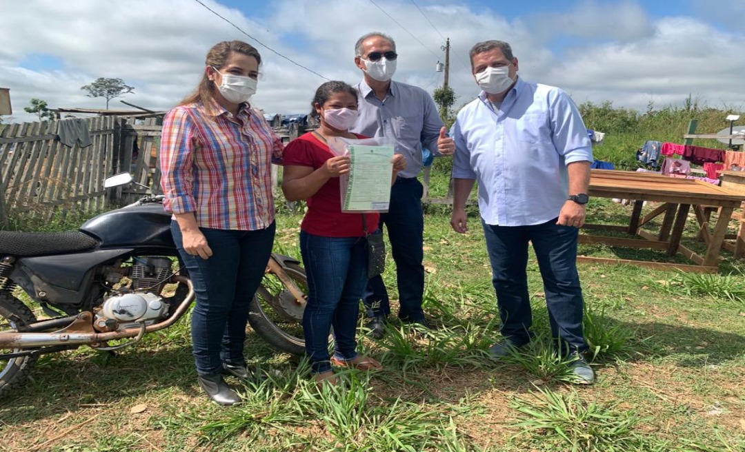Mara Rocha e governador em exercício, Major Rocha, participam de entrega de títulos definitivos a produtores rurais no município de Porto Acre